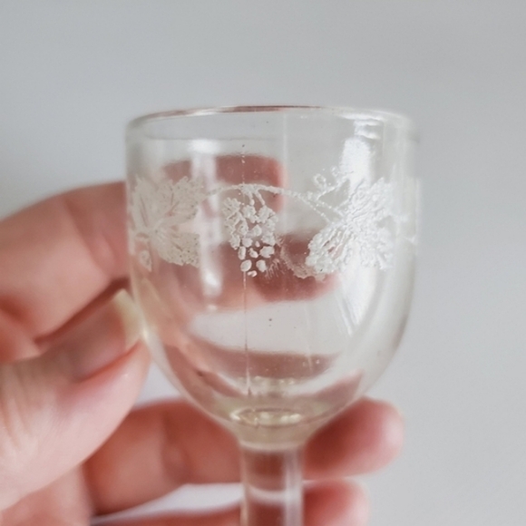 Cordial Glasses Grape Vine Design, Set of 5 Vintage - Picture 4 of 6